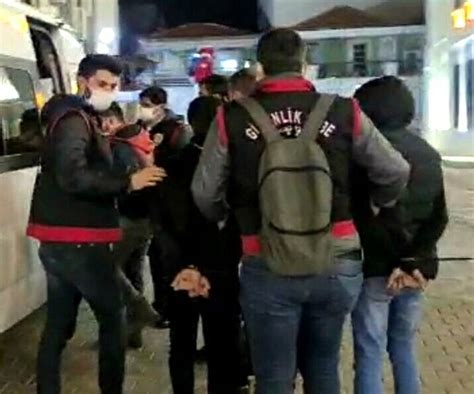 İ­z­m­i­r­­d­e­ ­m­u­z­ ­y­e­m­e­ ­p­a­y­l­a­ş­ı­m­ı­ ­y­a­p­a­n­ ­8­ ­S­u­r­i­y­e­l­i­y­e­ ­g­ö­z­a­l­t­ı­